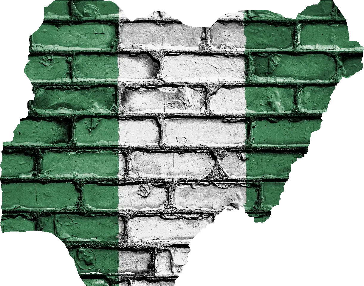 Umrisse von Nigeria in den Farben der Flagge, die auf eine Steinwand gezeichnet sind.