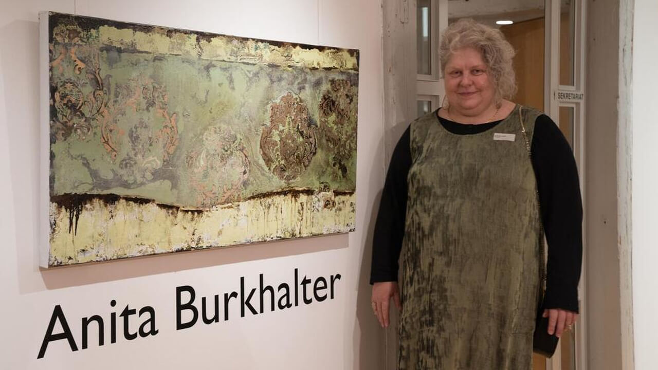 Die Künstlerin und ihr «Bild des Jahres» in Dübendorf