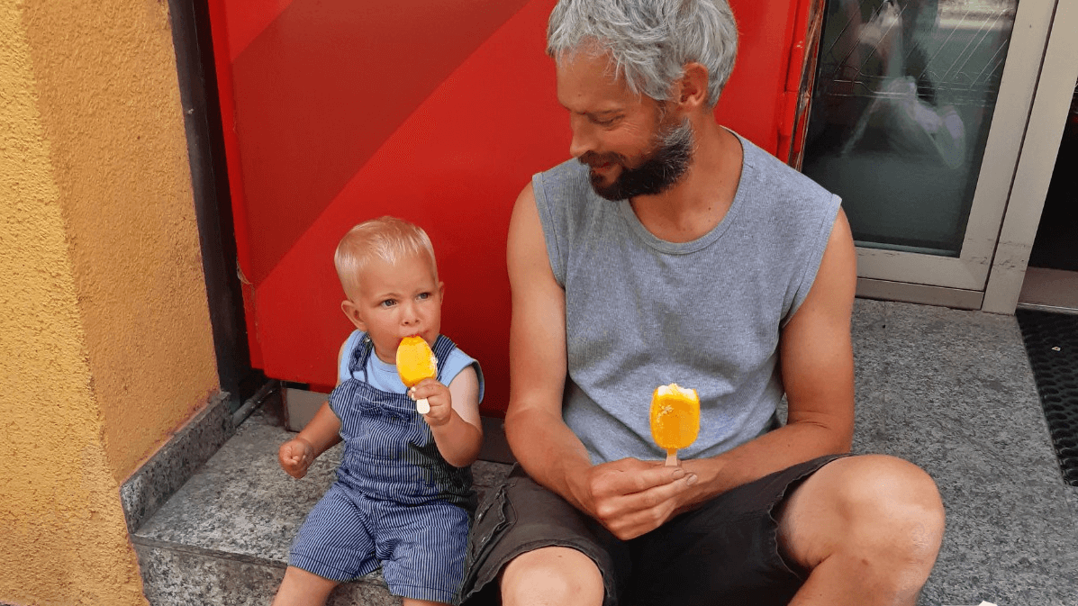 Vater und Sohn beim Glacé-Essen