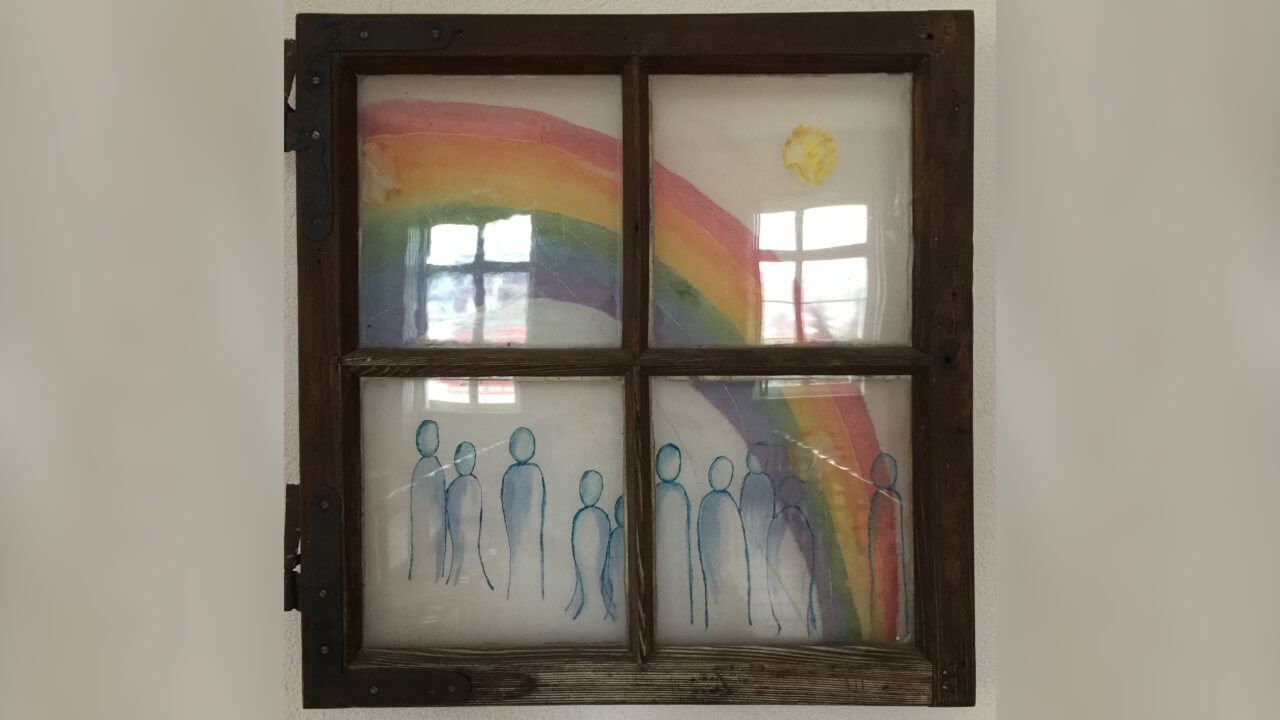 Fenster mit Regenbogen an der Wand