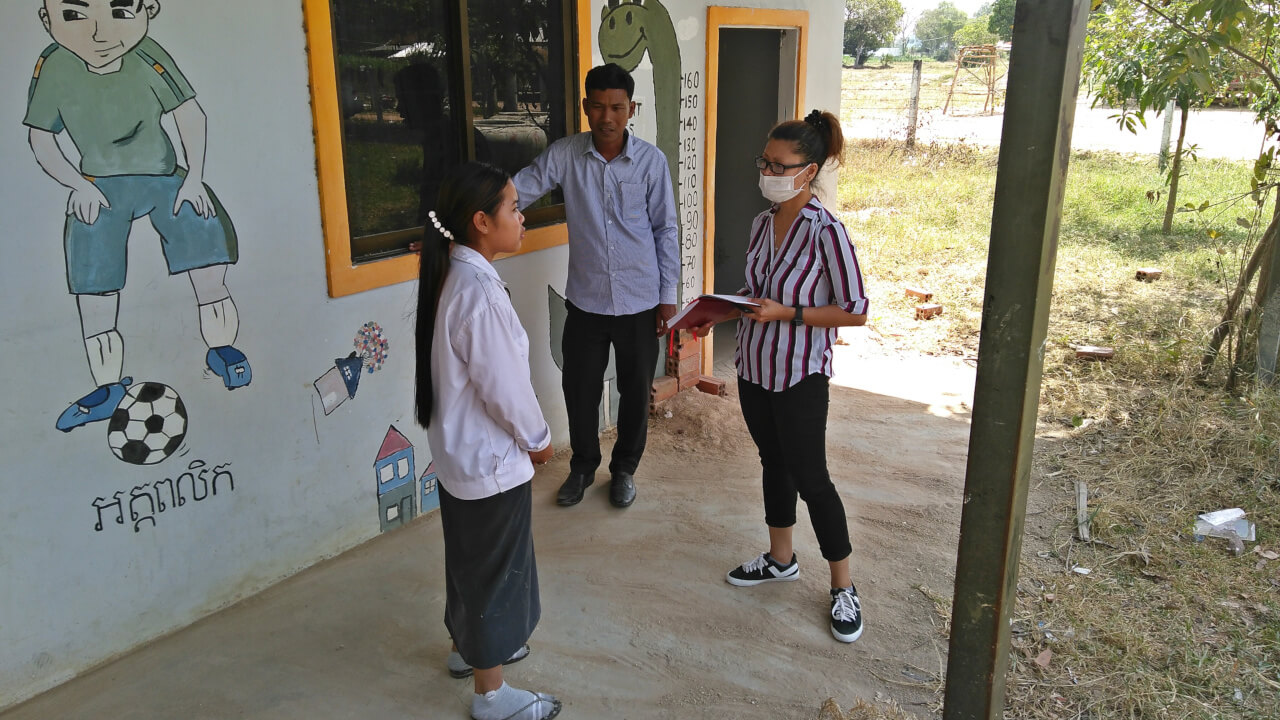 Socheata Chap beim Besuch einer Schule in Kambodscha