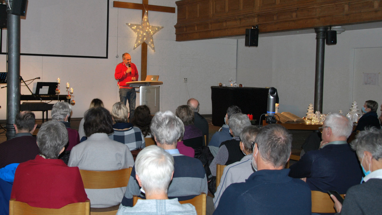 Pastor Andreas Hertig berichtet am Forumstag
