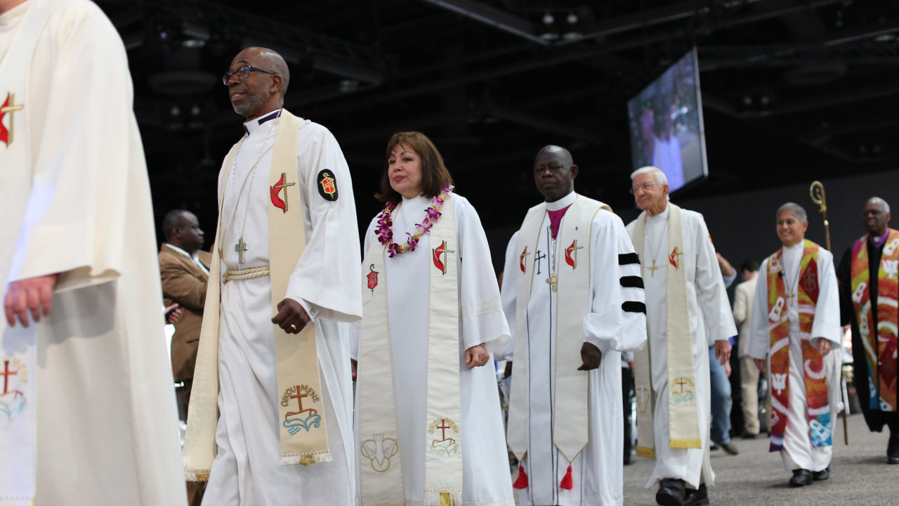 Bild: Bischöf:innen führen die Prozession zur Eröffnung des Gottesdienstes auf der Generalkonferenz 2016 in Portland, Oregon, USA.