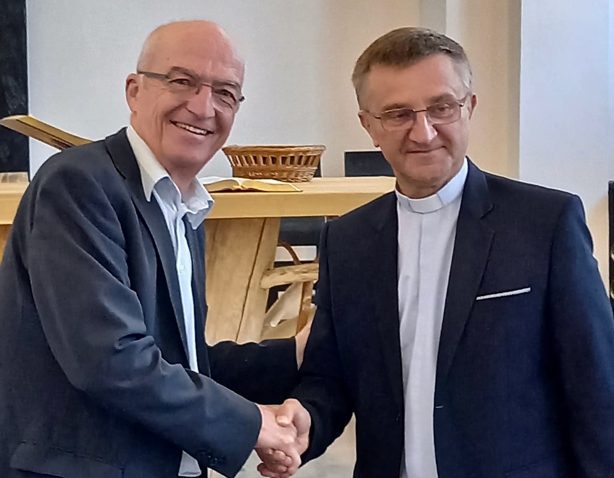 Bild: Bischof Patrick Streiff und der wiedergewählte Supterintendent Andrzej Malicki