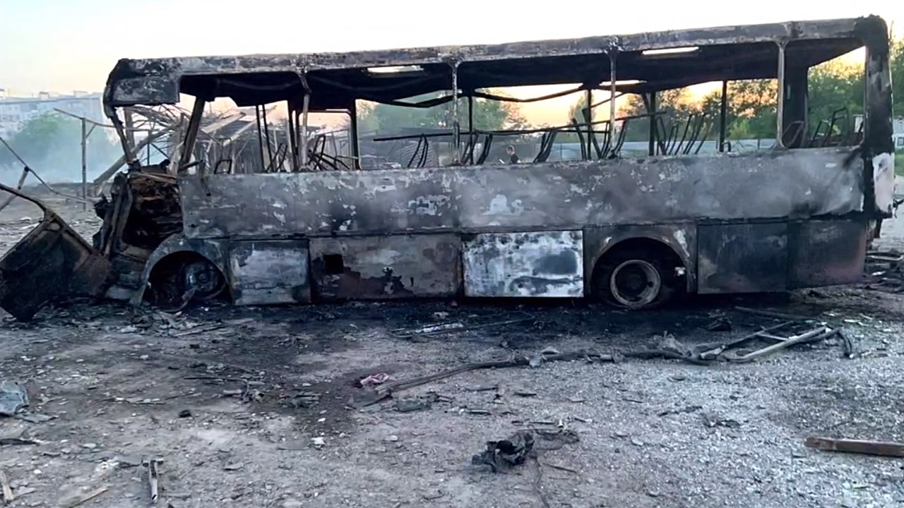 Bild: Ausgebrannter Bus in der Ukraine